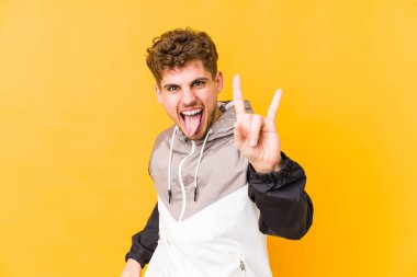  Boynuzları bir devrim konsepti olarak göstermek.