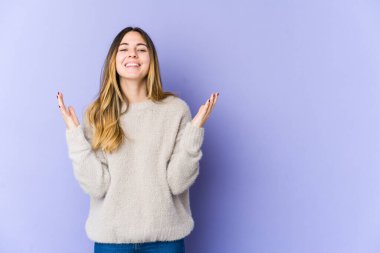 Genç beyaz kadın, mor arka planda izole edilmiş neşeli bir şekilde gülüyor. Mutluluk kavramı.