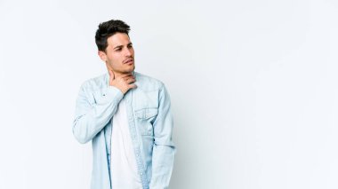 Beyaz arka planda izole edilmiş genç beyaz bir adam virüs veya enfeksiyon yüzünden boğazında ağrı hissediyor..