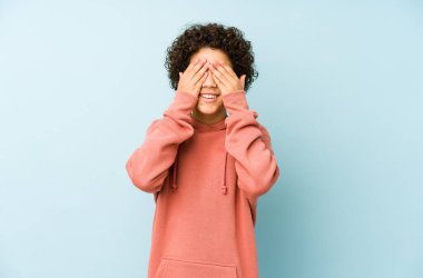 Afrika kökenli Amerikalı küçük bir çocuk izole edilmiş, elleriyle gözlerini kapatmış, gülümseyerek bir sürpriz bekliyor..