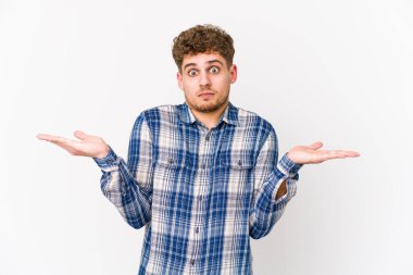 Sarışın, kıvırcık saçlı, beyaz tenli, kafası karışık ve omuz silken genç bir adam..