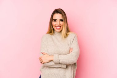 Kendini güvende hisseden, kararlılıkla kol kola giren orta yaşlı bir kadın..