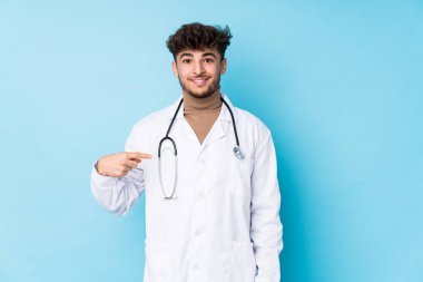 Genç Arap doktor. İdolü, tişört fotokopisini elle gösteren, gururlu ve kendinden emin bir adam.