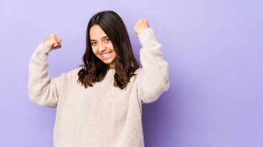 Genç, melez, Latin bir kadın izole edilmiş. Güçlü hareketler sergiliyor. Kadınsı gücün sembolü.