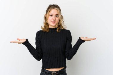 Beyaz sırtlı beyaz bir kadın. Kafası karışmış ve omuz silkiyor. Kopya alanını tutmak için..