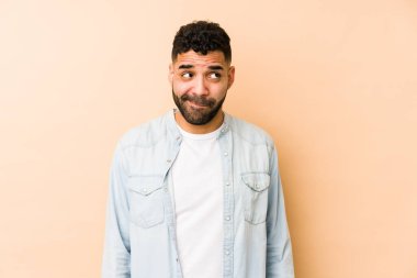 Genç, melez Arap bir adam. Kafası karışmış, kendinden emin değil..