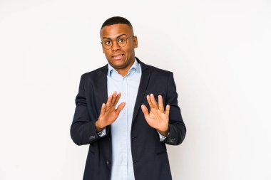 Genç iş adamı beyaz arka planda izole edilmiş, tiksinti gösteren birini reddediyor..