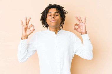 Genç Afrikalı Amerikalı Rasta Adam yorucu bir günün ardından rahatlıyor. Yoga yapıyor..