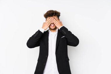 Genç Arap iş adamı izole edilmiş, elleriyle gözlerini kapatıyor, gülümseyerek bir sürpriz bekliyor..