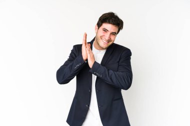 Genç iş adamı beyaz arka planda izole edilmiş enerjik ve rahat hissediyor, ellerini ovuşturuyor kendinden emin..