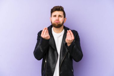 Mor arka planda izole edilmiş genç bir adam, kadının hiç parası olmadığını gösteriyor..