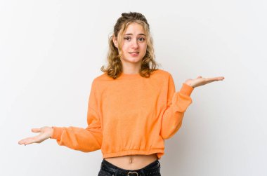 Beyaz sırtlı beyaz bir kadın. Kafası karışmış ve omuz silkiyor. Kopya alanını tutmak için..