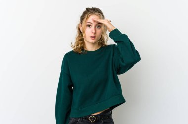 Beyaz sırtında beyaz bir kadın çok uzaklara bakıyor ve elini alnına koyuyor..