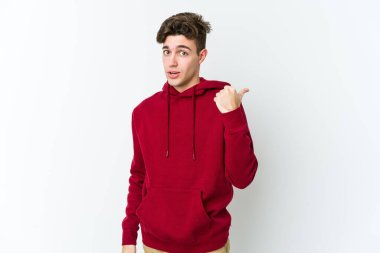 Beyaz arka planda izole genç beyaz adam parmak uzakta, gülüyor ve kaygısız.