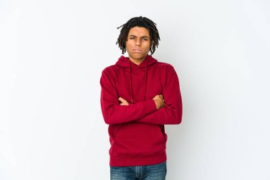 Sıkılmış, yorgun ve dinlenmeye ihtiyacı olan genç Afro-Amerikan Rasta adamı..