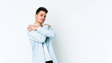 Beyaz arka planda izole edilmiş genç beyaz bir adam. Kucaklaşma, kaygısız gülümseme ve mutluluk..