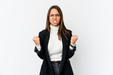 Beyaz arka planda izole edilmiş genç melez iş kadını gergin ellerle çığlık atıyor..