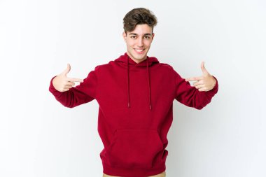 Beyaz arka planda izole edilmiş genç beyaz bir adam parmakları aşağıda, olumlu bir his var..