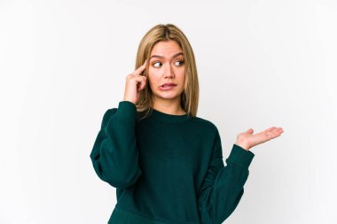 Sarışın, beyaz tenli bir kadın izole edilmiş, elinde bir ürün var..