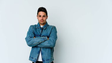 Beyaz arka planda izole olmuş beyaz tenli genç adamın yanakları şişer, yorgun bir ifadesi vardır. Yüz ifadesi kavramı.