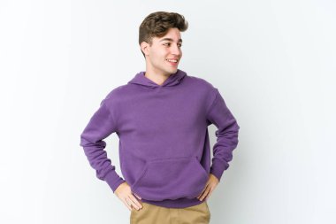 Beyaz arka planda izole edilmiş beyaz bir adam. Kendine güveniyor. Kalçaları tutuyor..