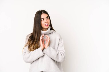 Kafkasyalı genç bir kadın, beyaz bir arka planda izole edilmiş, bir fikir üretiyor..