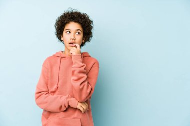 Afrikalı Amerikalı küçük çocuk kendini izole etmiş. Bir şeyin fotokopi odasına baktığını düşünüyor..