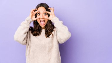 Genç, melez İspanyol bir kadın izole edilmiş. Başarı fırsatı bulmak için gözlerini açık tutuyor..