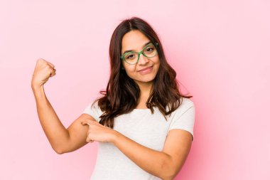 Genç, melez, Latin bir kadın izole edilmiş. Güçlü hareketler sergiliyor. Kadınsı gücün sembolü.