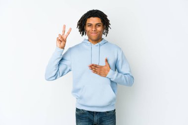 Genç Afrikalı Amerikalı Rasta adam yemin ediyor, elini göğsüne koyuyor..
