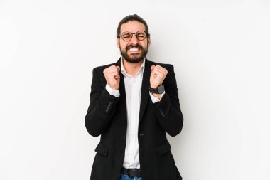 Beyaz bir arka planda izole genç beyaz iş adamı mutlu ve başarılı hissediyor. Zafer konsepti.
