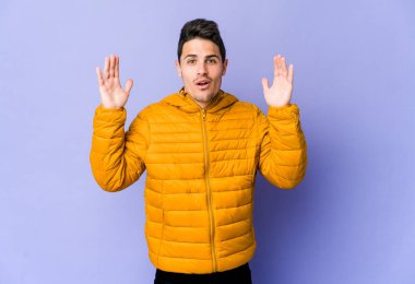 Mor arka planda soyutlanmış genç beyaz bir adamın bir fikri, ilham konsepti var..