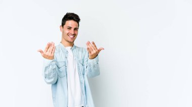 Beyaz arka planda izole edilmiş genç beyaz bir adam seni işaret ediyor. Sanki davet ediliyormuş gibi..