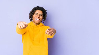 Genç Afro-Amerikan Rasta 'lı neşeli gülücük.