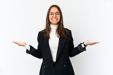 Beyaz arka planda soyutlanmış genç melez iş kadını kollarıyla ölçeği yapıyor, mutlu ve kendinden emin hissediyor..