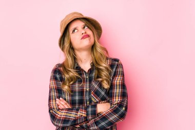 Kafkasyalı bir şapka takan genç bir kadın tekrarlanan bir görevden yoruldu..