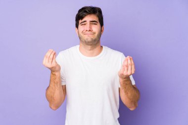 Mor arka planda izole edilmiş genç bir adam, kadının hiç parası olmadığını gösteriyor..