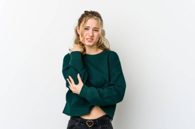 Beyaz sırtlı beyaz bir kadın dirsek masajı yapıyor, kötü bir hareketin ardından acı çekiyor..