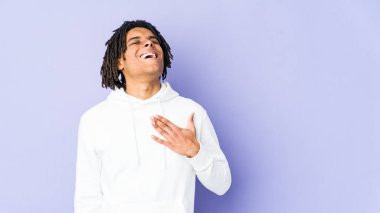 Genç Afrikalı Amerikalı Rasta adam elini göğsüne koyduğunda kahkahalar atıyor..