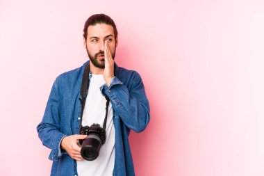 Kafkasyalı genç fotoğrafçı gizli bir fren haberinin olduğunu söylüyor.