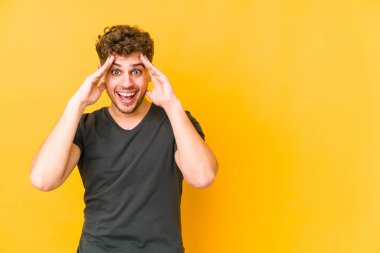  Yüksek sesle bağırır, gözleri açık ve elleri gergin tutar..