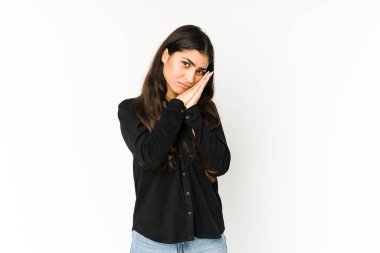 Mor arka planda izole edilmiş genç Hintli kadın esniyor. Ağzı eliyle kapatan yorgun bir jest gösteriyor..