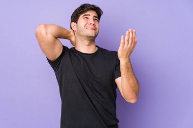 Mor arka planda izole edilmiş genç adam öfkeyle bağırıyor.