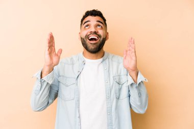 Genç, melez Arap bir adam gökyüzüne haykırıyor, bakıyor, hayal kırıklığına uğruyor..