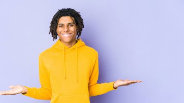 Genç Afrikalı Amerikalı Rasta adam hoş bir ifade sergiliyor..