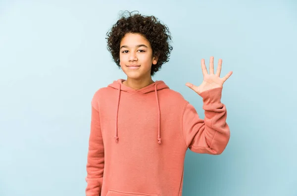非洲裔美国小男孩孤零零地笑着 用手指显示第五位 — 图库照片