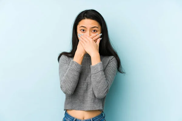 Joven Mujer China Aislada Sobre Fondo Azul Impactada Cubriendo Boca —  Fotos de Stock