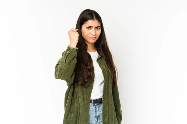 Jeune Femme Indienne Isolée Sur Fond Violet Montrant Poing Caméra — Photo