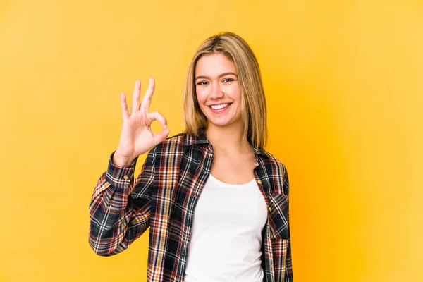 Joven Rubia Caucásica Mujer Aislado Alegre Seguro Mostrando Gesto —  Fotos de Stock