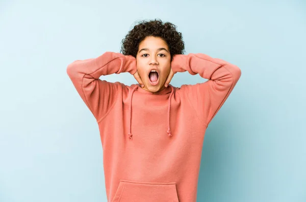 Afrikanischer Kleiner Junge Isoliert Ohren Mit Händen Abdeckend Die Versuchen — Stockfoto